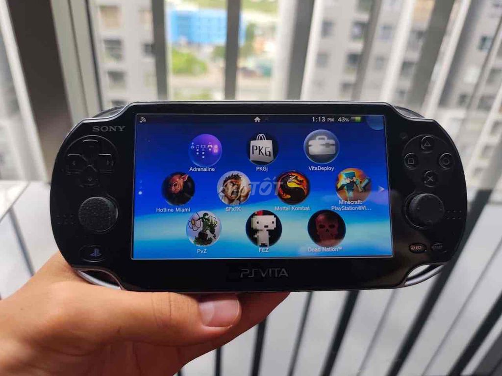 Фото 2: Игровая консоль Sony PS Vita 8GB черная