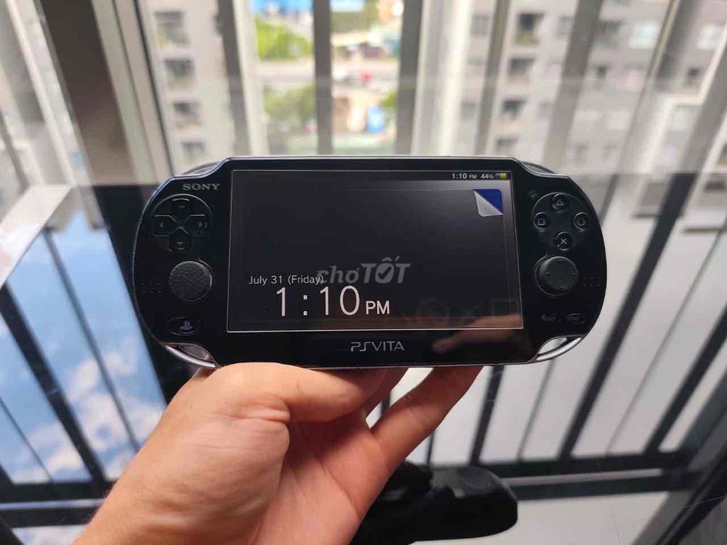 Фото 3: Игровая консоль Sony PS Vita 8GB черная