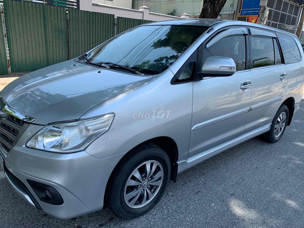 Фото 2: Toyota Innova E 2015 серебристый, один владелец, куплена новой