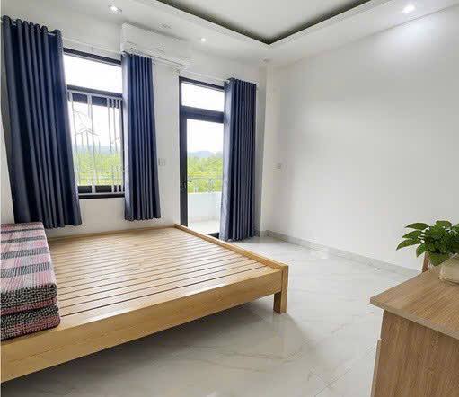 Фото 3: Просторная квартира площадью 80 м² с тремя отдельными спальнями, каждая с балконом.
