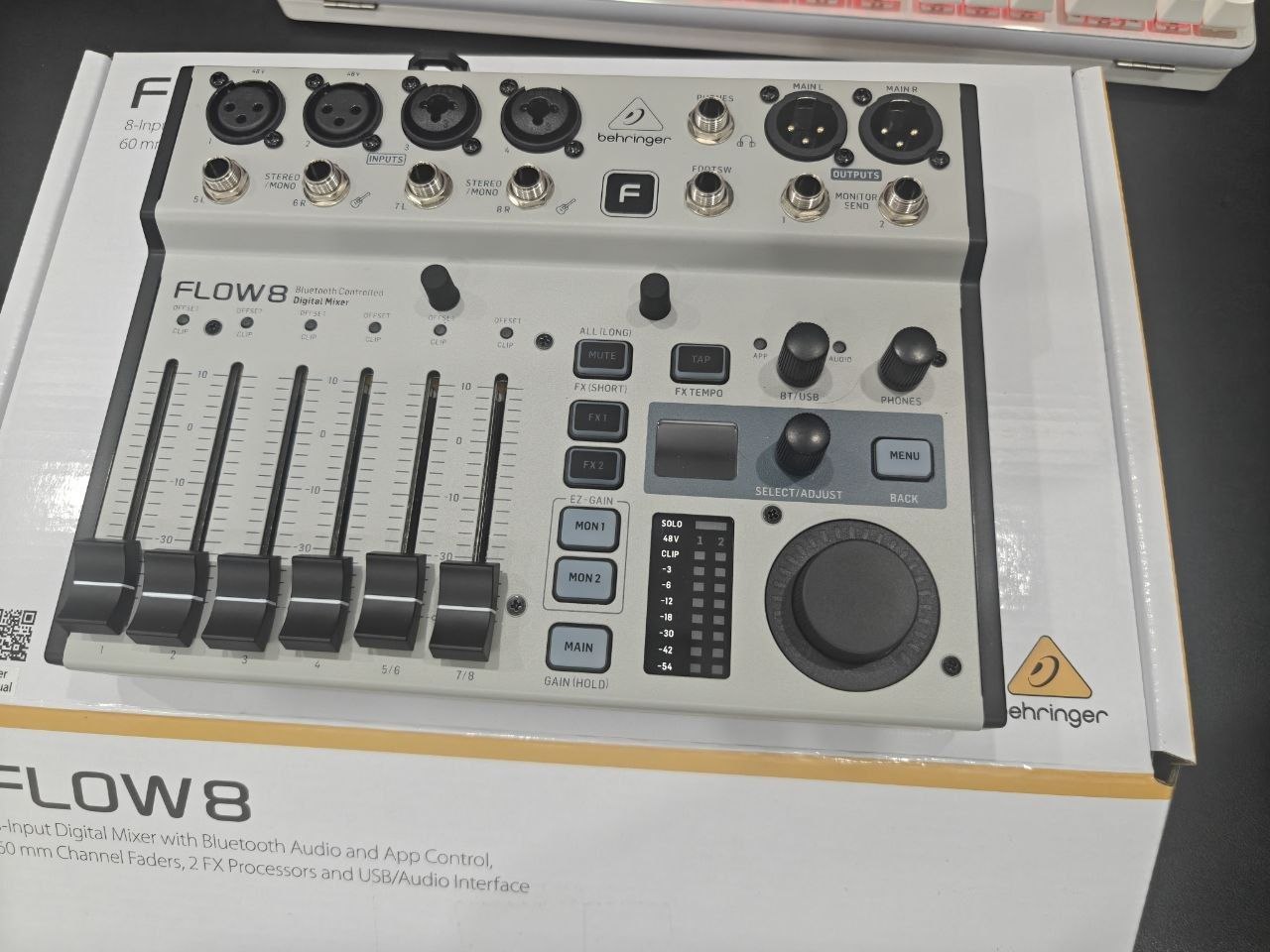 Продаю многоканальный цифровой микшер Behringer Flow 8, полный комплект.