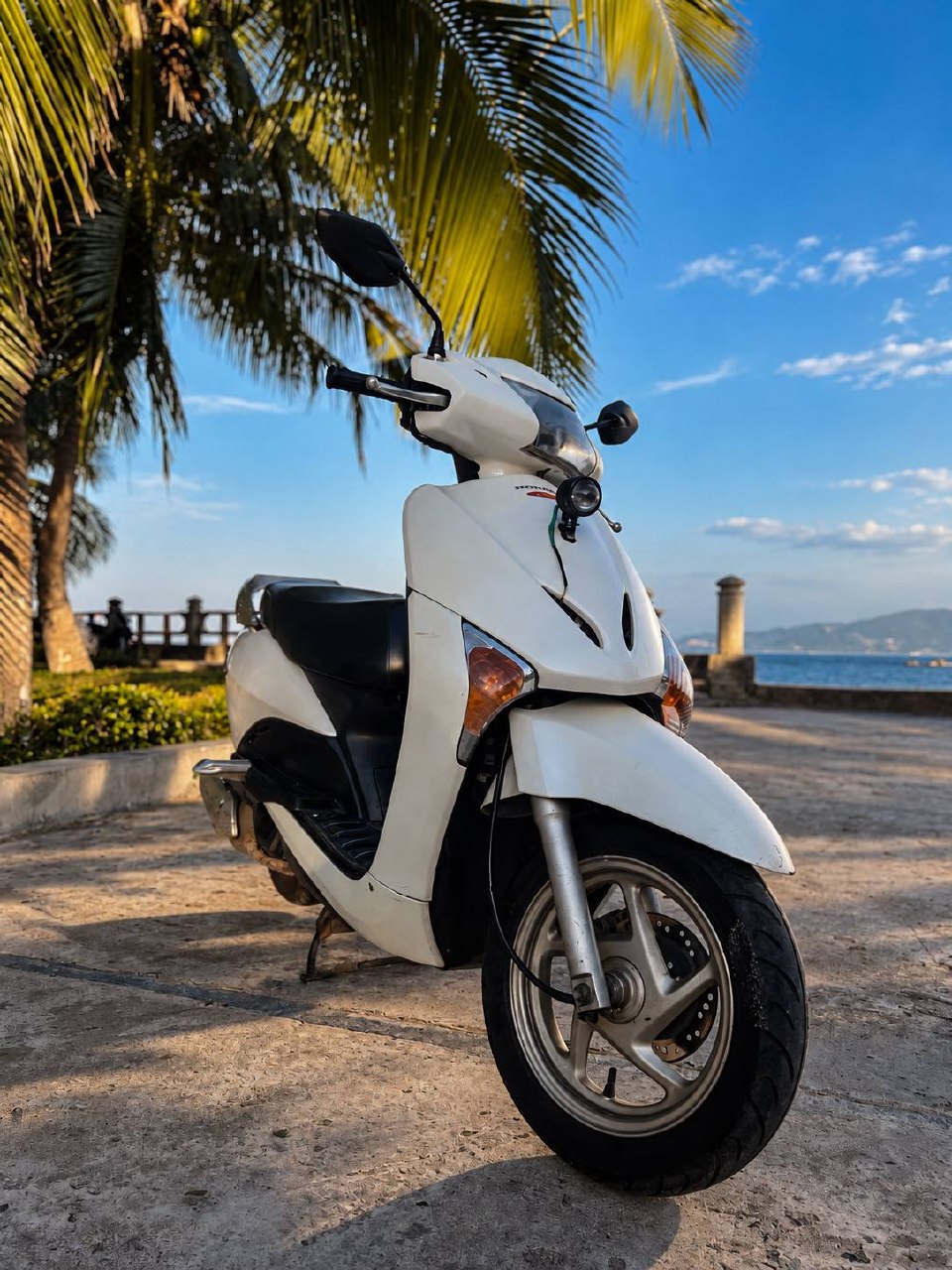 Продаётся Honda LEAD 2010 года, белый, пробег 20 000 км, объём 125 куб.