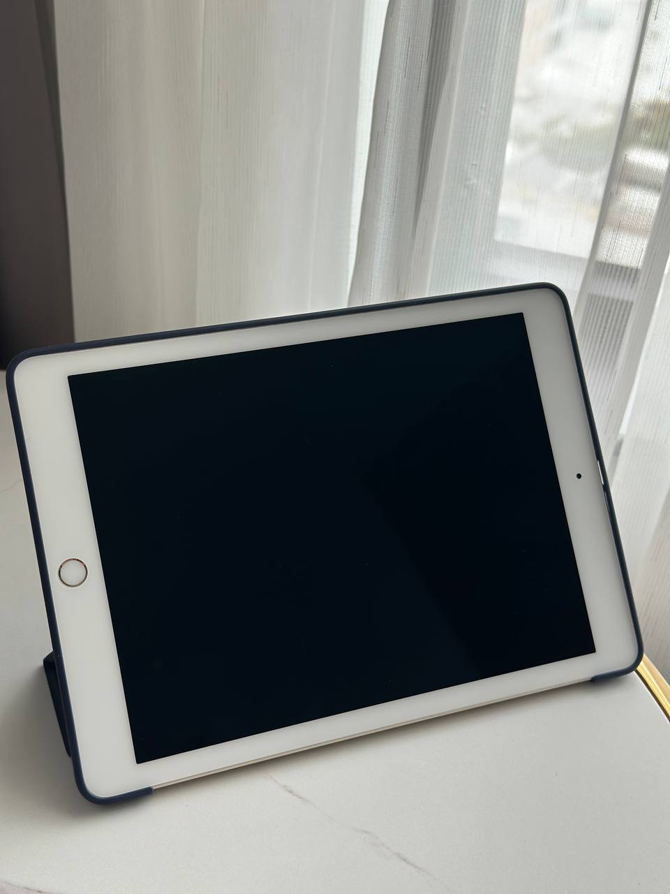 Продается iPad Pro 9,7 дюйма с 128 ГБ памяти, золотистого цвета