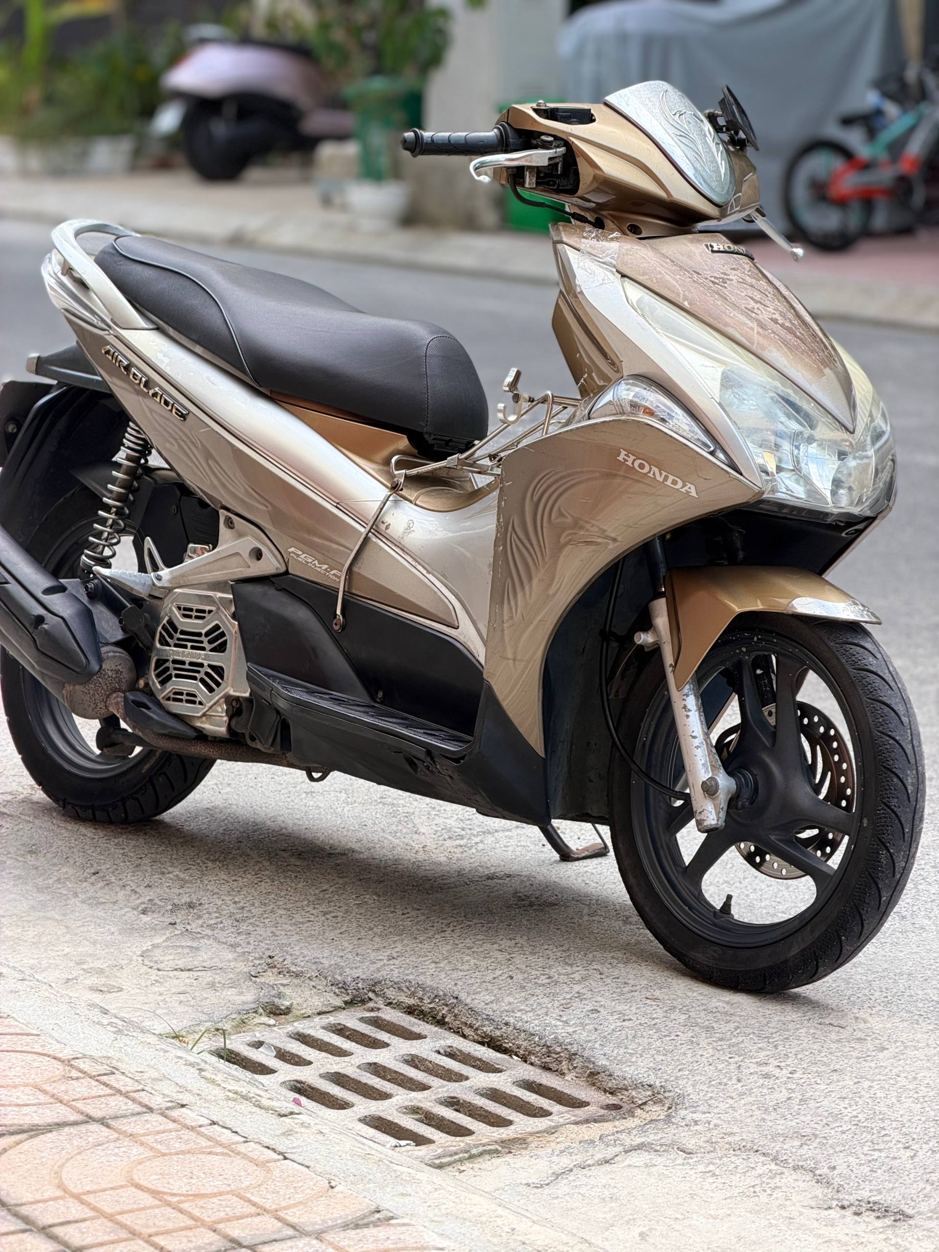 Фото 2: Продаю Honda Air Blade 110, 2011 год, инжекторный двигатель, водяное о
