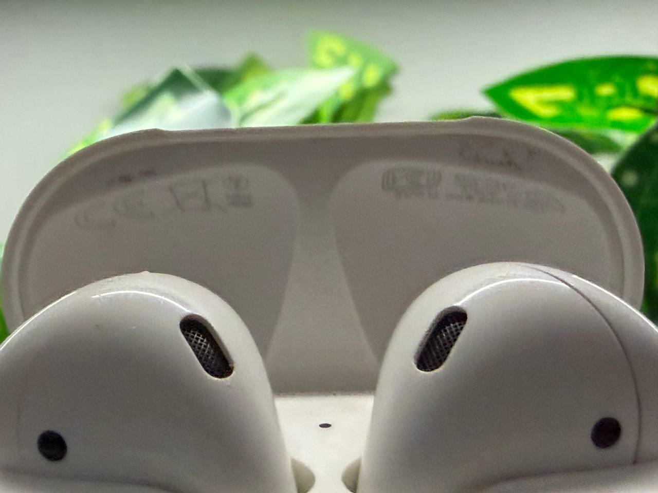 Фото 3: Продаю оригинальные наушники AirPods 3, использовались около двух лет.