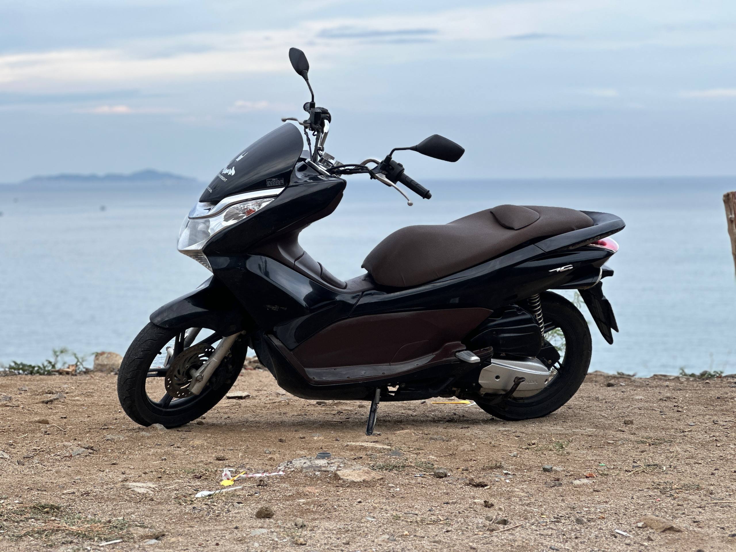 Продаётся Honda PCX 2012 года, чёрно-коричневый, пробег 28 000 км, объём 125 куб.см.