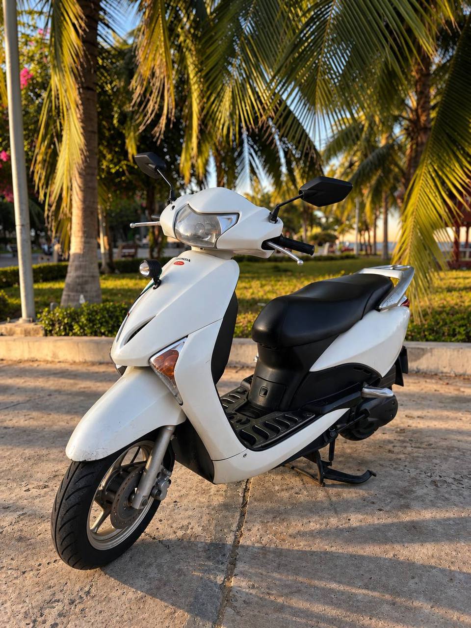 Продаётся Honda LEAD 2010 года, белый, пробег 20 000 км, объём 125 куб