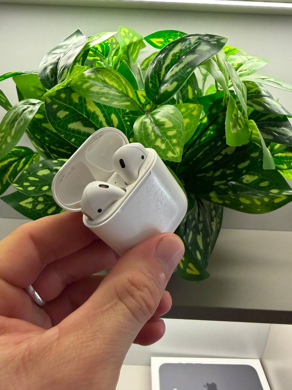 Продаю оригинальные наушники AirPods 3, использовались около двух лет.